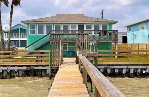 Port Mansfield House | Cosy beach style home with private fishing pier located on Lower Laguna Madre n