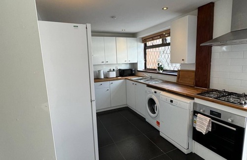 West Ham House | Cosy Big Double Room 2, Mins Walk to Underground, Close to Heart of London
