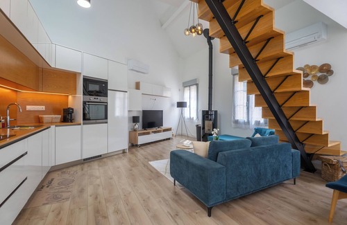 Arbonne-la-Foret House | Cosy Blue House in the heart of the forest, rated 4* Private gym in accommodation