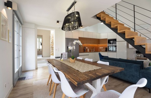 Arbonne-la-Foret House | Cosy Blue House in the heart of the forest, rated 4* Private gym in accommodation