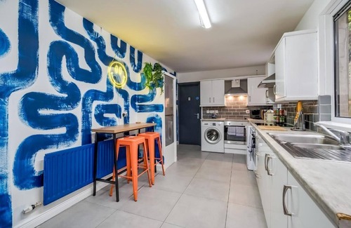 Queens Quarter House | Cosy Budget Double Room with Compact En-suite