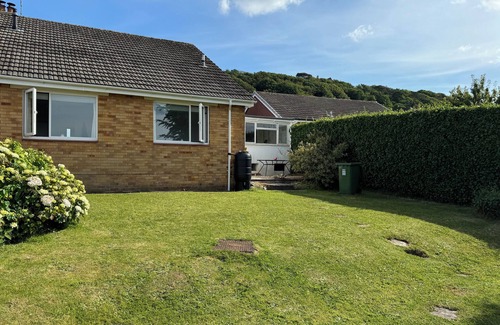 Westleigh House | Cosy Bungalow close to beach