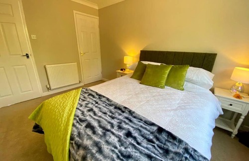 Trimley House | Cosy Bungalow Near Open Countryside