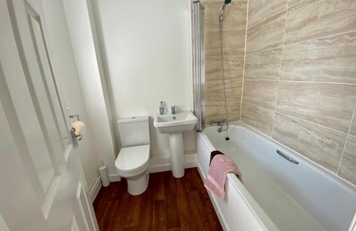 Trimley House | Cosy Bungalow Near Open Countryside