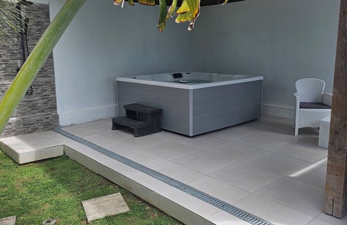 Saint-Pierre House | Cosy bungalow with Jacuzzi, ideal for relaxing!