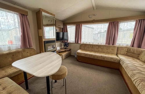 Felixstowe House | Cosy caravan with free WiFi at Felixstowe Beach Holiday Park ref 55008SW