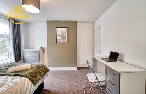 Stoke-on-Trent House | Cosy Carlton