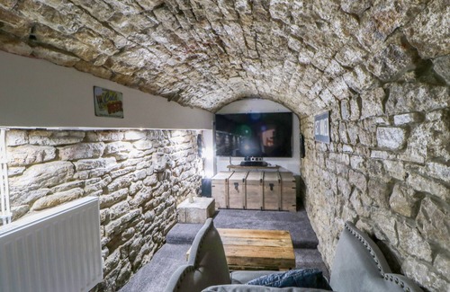 Stanhope Cottage | COSY CAVE STANHOPE CASTLE, pet friendly, with hot tub in Stanhope