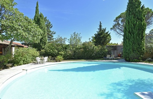 Villeneuve-les-Avignon Villa | Cosy chalet 50 m from the slopes