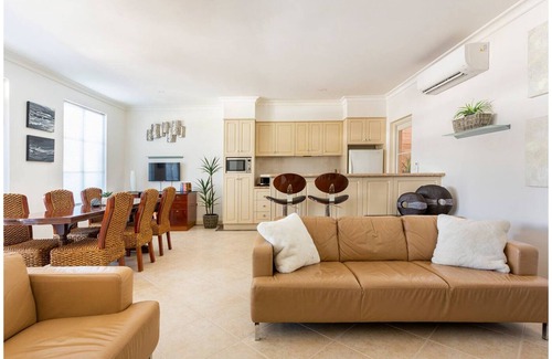 East Perth Apartment | Cosy, Charming, Classic. Executive 1 Bedroom Apartment