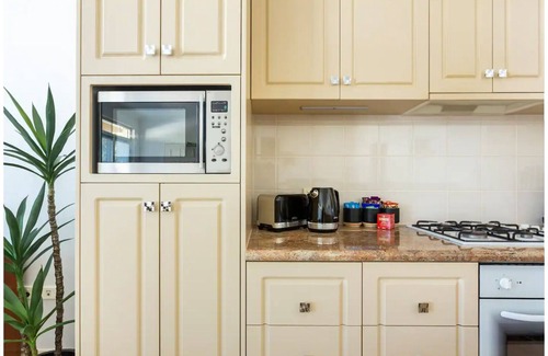 East Perth Apartment | Cosy, Charming, Classic. Executive 1 Bedroom Apartment