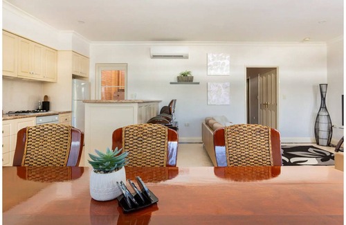 East Perth Apartment | Cosy, Charming, Classic. Executive 1 Bedroom Apartment