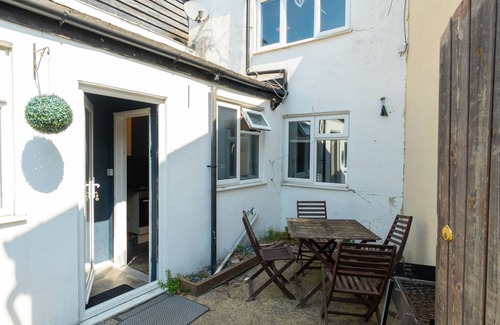 Gillingham House | Cosy City Centre House for Work and Comfort