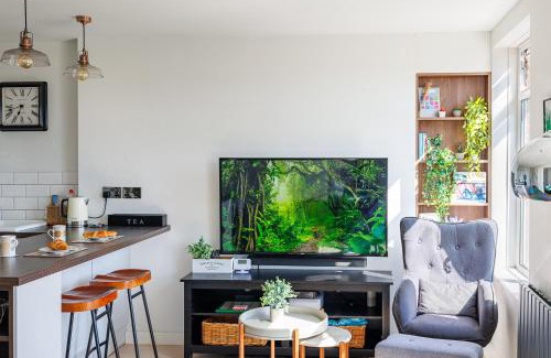Brixton Apartment | Cosy City Forest - Brixton