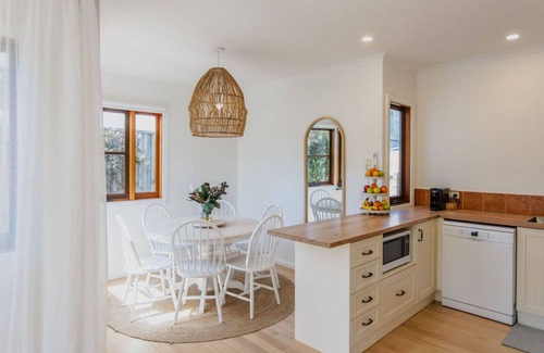 Ocean Grove House | Cosy Coastal Cottage - Pet Friendly - Wood fire