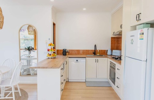 Ocean Grove House | Cosy Coastal Cottage - Pet Friendly - Wood fire