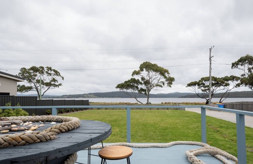 Stieglitz House | Cosy Coastal Retreat in Stieglitz with Water Views