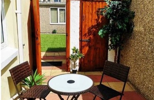 Llanelli House | Cosy & Comfortable Entire Holiday Home, Llanelli. Fully equipped & Dog friendly