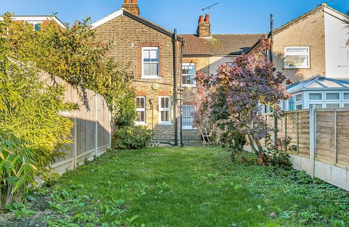 Squirrel's Heath House | Cosy & Comfortable Family Home in Romford| Pass The Keys