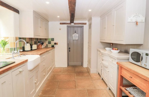 Salisbury Cottage | COSY COT, pet friendly, character holiday cottage in Salisbury