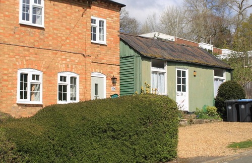 Quedgeley Cottage | Cosy cottage with Wi Fi close to Stratford on Avon and the Cotswolds