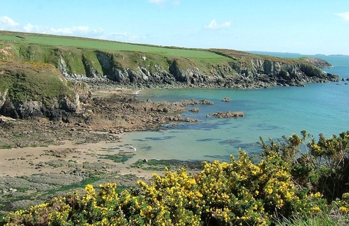 St Brides Cottage | Cosy Cottage. Log Stove, Private Walled Garden, Coastal Walking From The Door.