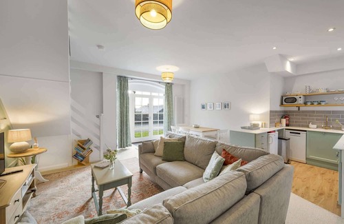 Newquay City Centre House | Cosy Cottage nr Bodmin Moor, Private Parking
