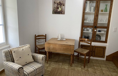 Ruffec Cottage | Cosy cottage overlooking garden and woodland, within 10 mins walk of town centre