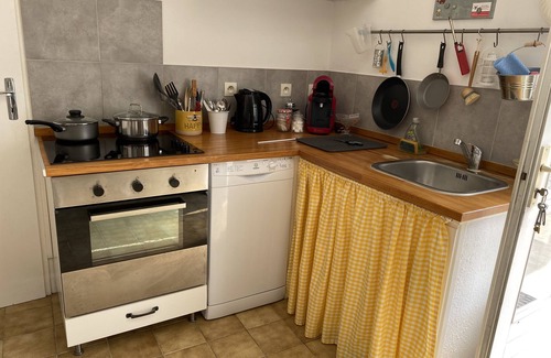 Ruffec Cottage | Cosy cottage overlooking garden and woodland, within 10 mins walk of town centre