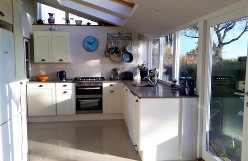 Bridport House | Cosy cottage, stunning sea views, log burner, modern kitchen, 15 mins to beach