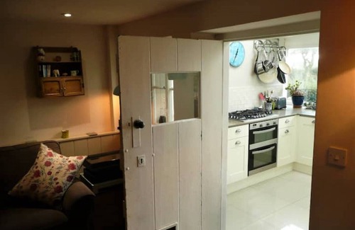 Bridport House | Cosy cottage, stunning sea views, log burner, modern kitchen, 15 mins to beach