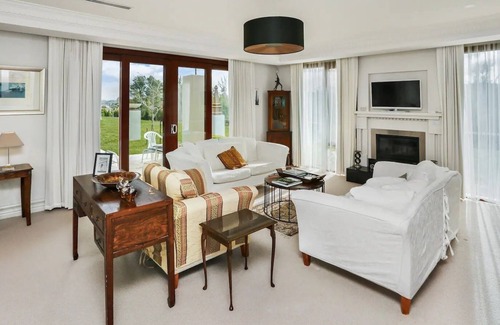 Pialligo Apartment | Cosy Country Apartment 8-mins from the City