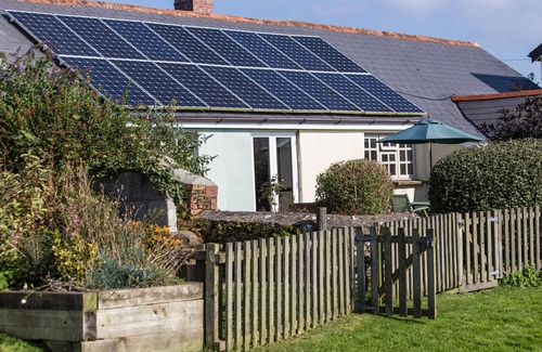 Hartland Cottage | Cosy, country/coastal cottage with wood-burning stove; child and dog-friendly