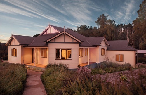 Marysville House | Cosy country cottage, sleeps 8, minutes to town, wood heater.
