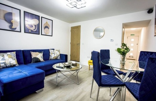 Stoke-on-Trent House | COSY CRUISE CRIBS - MODERN HOME FROM HOME - CENTRAL LOCATION.