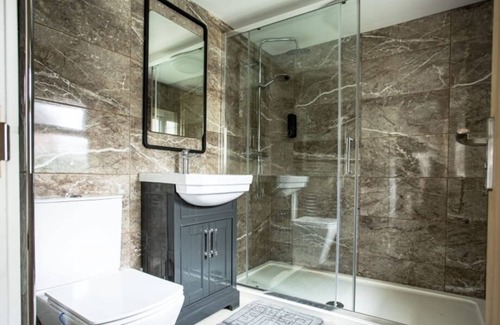 Stoke-on-Trent House | COSY CRUISE CRIBS - MODERN HOME FROM HOME - CENTRAL LOCATION.