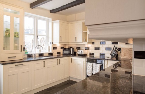 Tewkesbury Cottage | Cosy Detached 2 Bed Cottage in Tewkesbury Centre