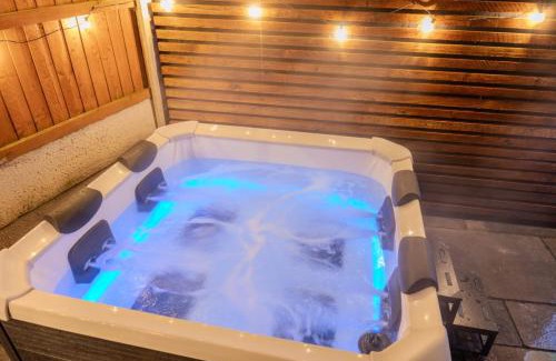Middleton Apartment | Cosy Dulux Apartment With Hot Tub