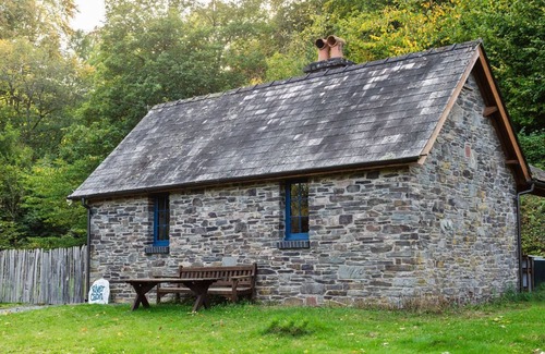 Llanfihangel Tal-y-llyn Cottage | Cosy Eco-Cottage w/garden stream: mountains & rivers to explore!