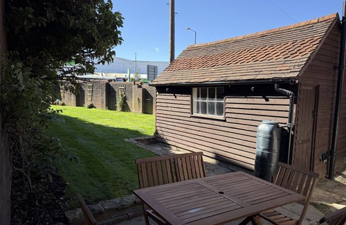 Crawley City Centre Cottage | Cosy, Entire Home, Near Gatwick & Games Room!