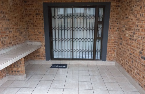 Benoni Apartment | Cosy escape from the city.