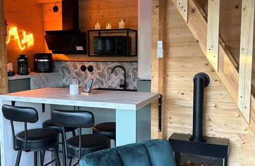 Eslettes Ski Chalet | Cosy escape in a small chalet 🏠 with outdoor jacuzzi!
