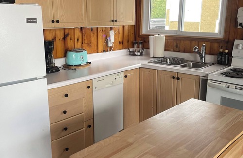 Dunnville Cottage | Cosy Fall getaway 1 hour to Hamilton 3 bedroom Lake Erie Lakefront Cottage