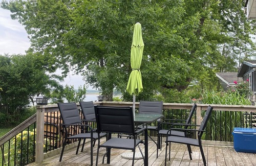 Dunnville Cottage | Cosy Fall getaway 1 hour to Hamilton 3 bedroom Lake Erie Lakefront Cottage