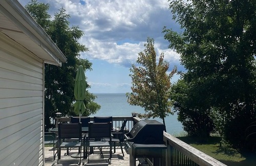 Dunnville Cottage | Cosy Fall getaway 1 hour to Hamilton 3 bedroom Lake Erie Lakefront Cottage