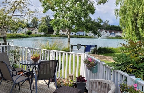 South Cerney House | Cosy, Family and Dog Friendly, Lakeside Lodge
