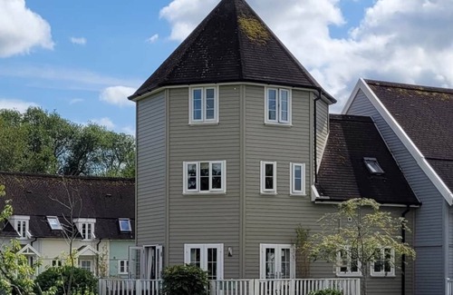 South Cerney House | Cosy, Family and Dog Friendly, Lakeside Lodge