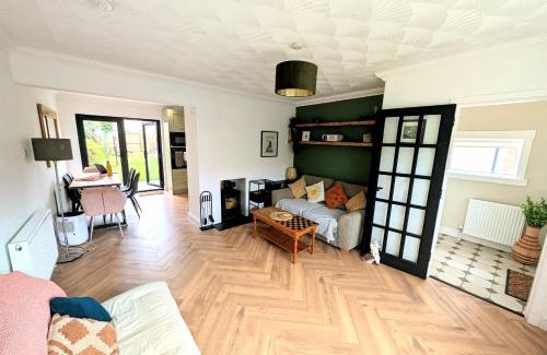 Longcroft House | Cosy Family-Friendly Stay with 2-Sided Wood Burner in the City of Edinburgh