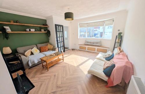 Longcroft House | Cosy Family-Friendly Stay with 2-Sided Wood Burner in the City of Edinburgh