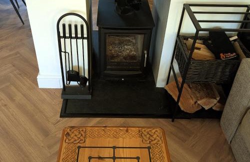 Longcroft House | Cosy Family-Friendly Stay with 2-Sided Wood Burner in the City of Edinburgh